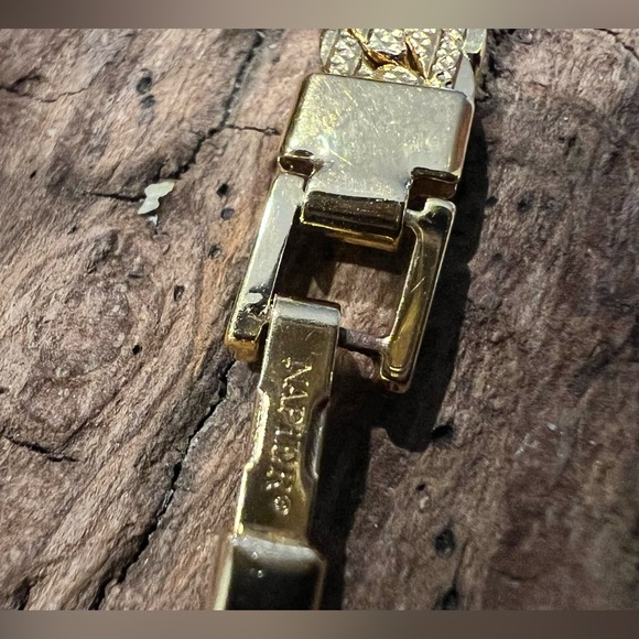 Signed NAPIER Gold Plated Tone Bracelet Flat Chain Herringbone Costume 7.5” - Picture 8 of 8